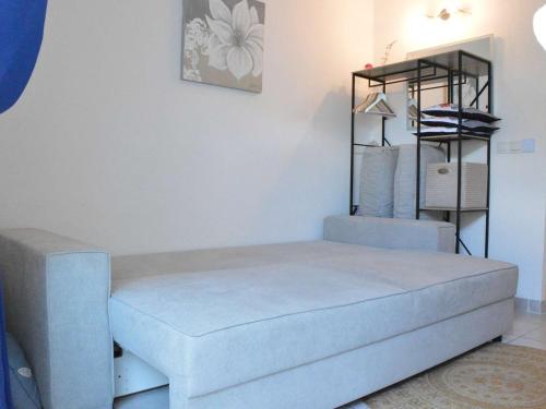 - une petite chambre avec un lit et une étagère dans l'établissement Studio avec Terrasse, Parking et Piscine, Narbonne Plage - FR-1-229B-59, à Narbonne