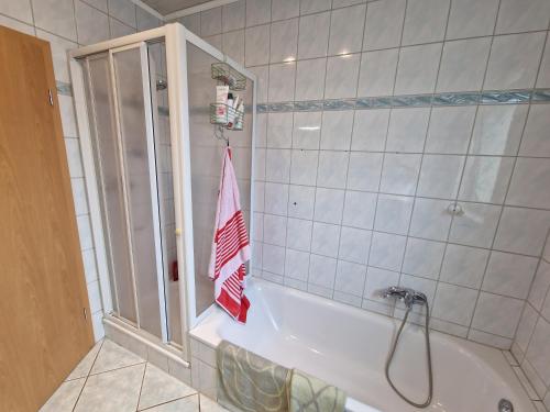 ein Badezimmer mit einer Badewanne mit amerikanischer Flagge in der Unterkunft Haus der Erholung App OG in Lotte