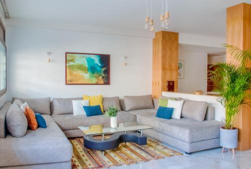 ein Wohnzimmer mit zwei Sofas und einem Tisch in der Unterkunft Luxury 3 Bedroom Apartment in the Heart of Agdal Renovated Jan 2025 in Rabat