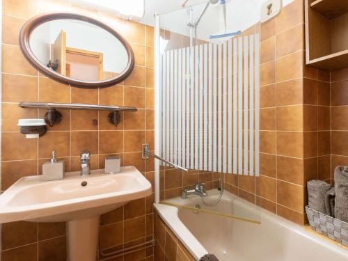 une salle de bain avec un lavabo, un miroir et une baignoire dans l'établissement Appartement T2 avec Balcon, Parking Privé et Proche Téléphérique à Saint-Lary-Soulan - FR-1-296-350, à Saint-Lary-Soulan