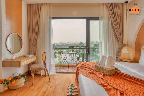 河内iRest Orange Tay Ho Lakeside Apartment的酒店客房设有一张床和一个阳台。