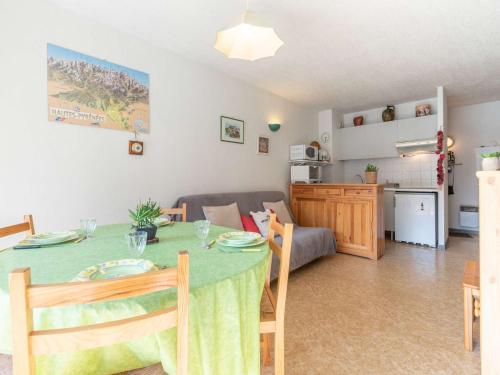 - une salle à manger et un salon avec une table et un canapé dans l'établissement Appartement Confortable pour 4 à Saint-Lary Village, Proche Thermes et Télécabine - FR-1-296-356, à Saint-Lary-Soulan
