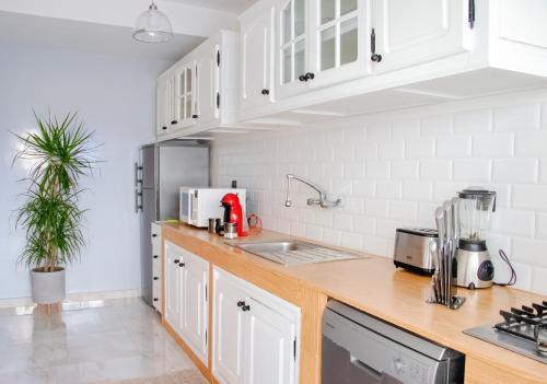 Küche/Küchenzeile in der Unterkunft Luxury 3 Bedroom Apartment in the Heart of Agdal Renovated Jan 2025