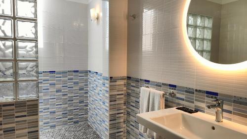 a bathroom with a sink and a mirror at Casa Julia in Tías