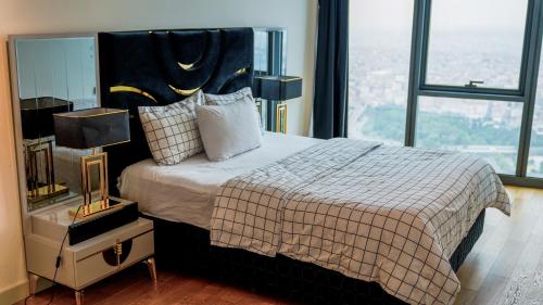 um quarto com uma cama e uma janela grande em Live lavishly rent a luxury condo apartment with top-notch amenities in the 40+F em Istambul