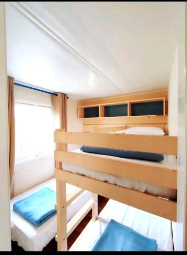 - une chambre avec 2 lits superposés dans un bateau dans l'établissement Vacances en Provence, à La Roque-dʼAnthéron