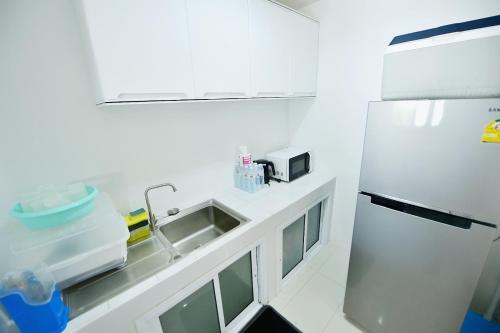 Kuchyň nebo kuchyňský kout v ubytování Merry house บ้านพักริมหาดบางแสน