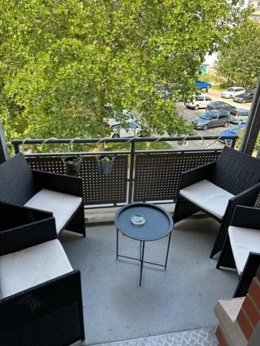 a patio with chairs and a table on a balcony at Ferienwohnung "Charlotte" nahe der Elbe mit kostenlosem Parkplatz vor der Tür in Magdeburg