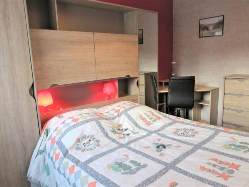 une chambre avec un lit, un bureau et une chaise dans l'établissement Appartement avec terrasse, WIFI et parking à Perros-Guirec - FR-1-368-332, à Perros-Guirec