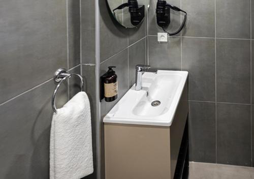 y baño con lavabo y espejo. en Monezza Hotel Maltepe en Estambul