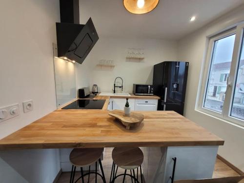 uma cozinha com uma bancada de madeira numa cozinha em Splendide Duplex em Saint-Dizier