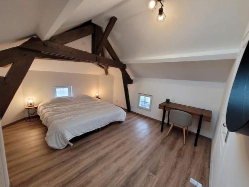 une chambre avec un grand lit et un parquet dans l'établissement Splendide Duplex, à Saint-Dizier