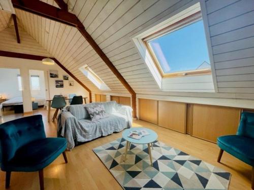 - un salon avec une lucarne dans une maison dans l'établissement Appartement T3 66m² lumineux, bien équipé, proche centre et plages, stationnement proche - FR-1-478-221, à Quiberon