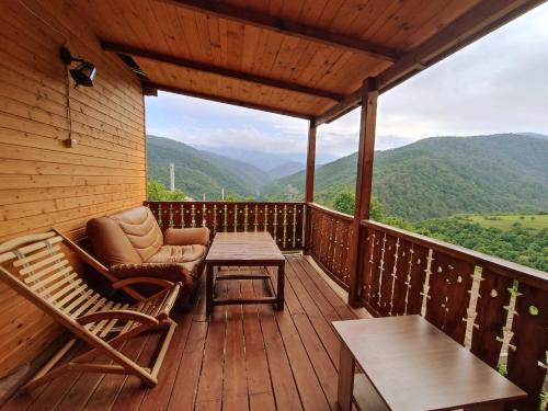 een terras met stoelen en een tafel en uitzicht op de bergen bij Forrest-For Rest in Dilidzjan