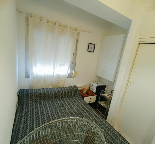 Habitación pequeña con cama y ventana en Habitación cama grande doble con smartTV, en Alicante