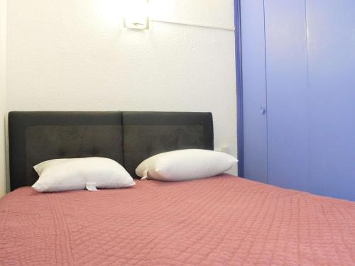 - 2 oreillers au-dessus du lit dans l'établissement Appartement cosy à 200m de la plage, 2 pièces, 4 couchages - Narbonne Plage - FR-1-229B-76, à Narbonne