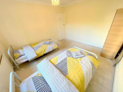 Postel nebo postele na pokoji v ubytování 2-bed Flat - Wallington - 6min walk to station