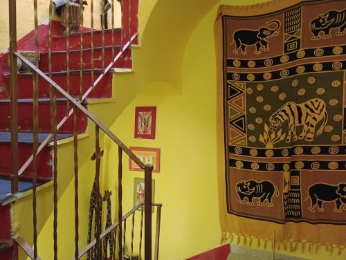 een trap met een groene muur met dieren erop geschilderd bij Casa TildePino davanti al fiume Temo in Bosa