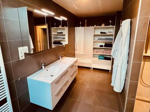 uma casa de banho com um lavatório e um espelho em BeCosy Triplex chic et moderne style Loft em Beloeil