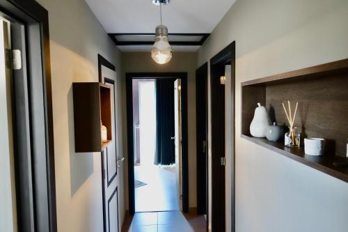 un pasillo con una puerta que conduce a una habitación en Becosy Loft en duplex avec terrasse et 3 chambres, en Mons