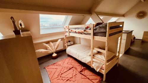 Beloeil的住宿－BeCosy Triplex chic et moderne style Loft，一间卧室设有双层床和窗户。