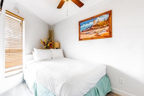 ein Schlafzimmer mit einem Bett und einem Wandgemälde in der Unterkunft Villa Del Sol Villa Views in Corpus Christi