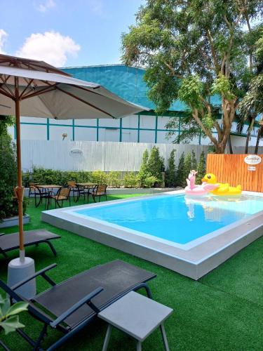a swimming pool with a pink duck in the middle at Ruenthip Pattaya in Pattaya North