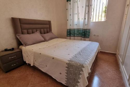 um quarto com uma cama grande num quarto em Airport apartment em Marrakech
