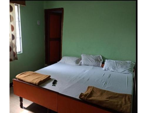 เตียงในห้องที่ Hotel Mamata, Rajgir
