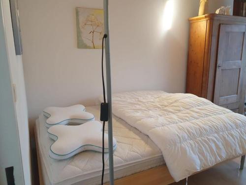 a small bed with two pillows on top of it at Casa Nadja, nähe Skigebiet Flims-Lax in Ems