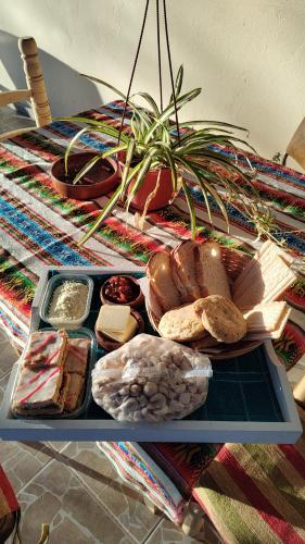 ein Tablett mit Brot und anderen Lebensmitteln auf dem Tisch in der Unterkunft Quinta Esencia in Albardón