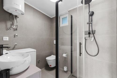 Un baño con ducha, inodoro y lavabo. en Villa Alis, en Novigrad Istria