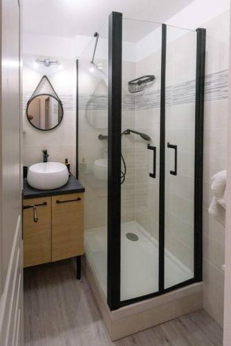 une salle de bain avec douche et lavabo dans l'établissement T2 de 31 m2 entièrement rénové à Isola 2000, à Isola