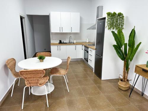 een keuken met een witte tafel en stoelen in een kamer bij Casa Almanzora in Zurgena