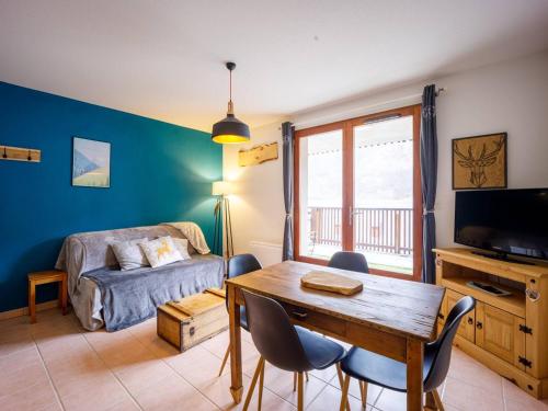 un salon avec une table et un canapé dans l'établissement Loudenvielle : Appartement cosy pour 4 pers. avec terrasse et local à vélos - FR-1-695-23, à Loudenvielle