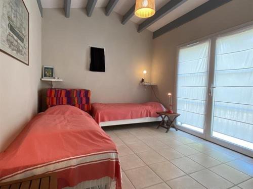 sypialnia z dwoma łóżkami i dużym oknem w obiekcie Villa bord de mer, 10 pers, 5 chbres, proche plage, jardin privé, Wifi, animaux ok - FR-1-246A-207 w mieście Saint-Georges-dʼOléron
