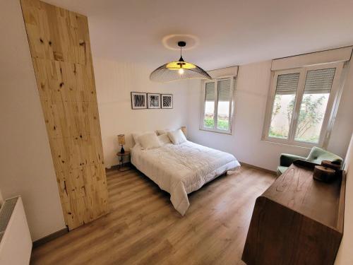 um quarto com uma cama e uma grande janela em Sublime T3 em Saint-Dizier
