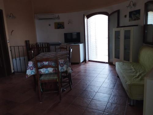- un salon avec une table et un canapé dans l'établissement Venere Holidays, à Altavilla Milicia
