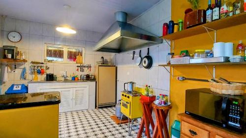 una cucina con piano cottura giallo e frigorifero giallo di Rancho Acácia São Roque a São Roque