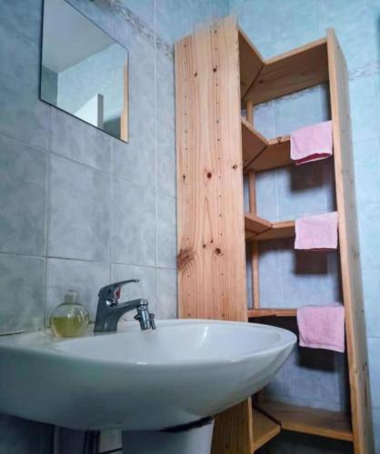 La salle de bains est pourvue d'un lavabo, d'un miroir et d'une étagère. dans l'établissement Apartment l Room, kitchen, bathroom & parking l 25 mins from Paris Gare du Nord, CDG airport & Stade de France, à Montmagny