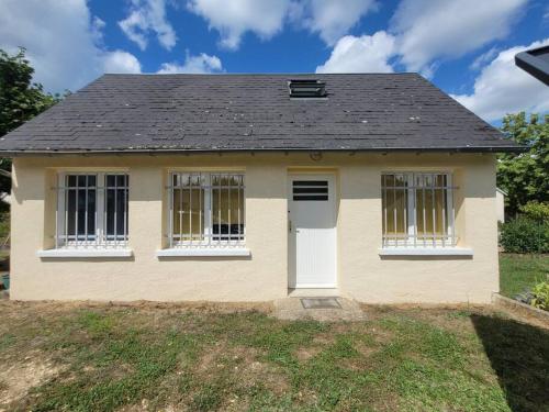 ein kleines gelbes Haus mit weißer Tür in der Unterkunft Au cœur des châteaux de la Loire in Saint-Avertin