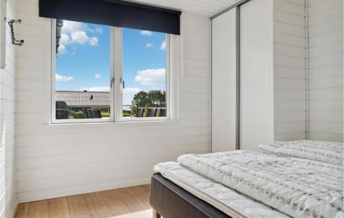 2 bedden in een slaapkamer met een raam bij 3 Bedroom Amazing Home In Rnde in Rønde