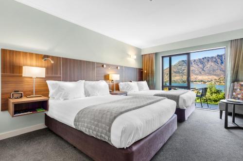 Voodi või voodid majutusasutuse Holiday Inn Queenstown Frankton Road by IHG toas