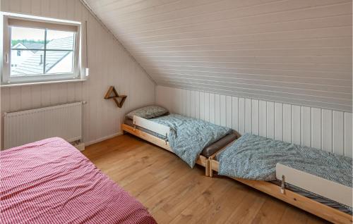 Habitación con 2 camas y ventana en 2 Bedroom Amazing Home In Wandlitz, en Wandlitz