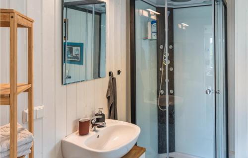 y baño con lavabo y ducha. en 2 Bedroom Amazing Home In Wandlitz, en Wandlitz