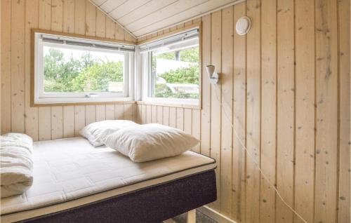 HemmetにあるStunning Home In Hemmet With 4 Bedrooms, Sauna And Wifiのベッドと窓が備わる小さな客室です。