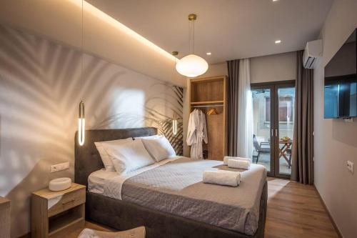 Tempat tidur dalam kamar di Amalia's Luxury Apartment 3