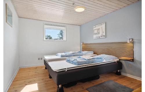DiernæsにあるStunning Home In Haderslev With Kitchenのベッドルーム1室(ベッド2台付)