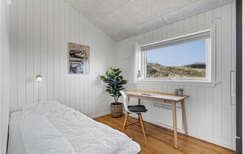 BjerregårdにあるAmazing Home In Hvide Sande With 3 Bedrooms, Sauna And Wifiのベッドルーム1室(ベッド1台、デスク、窓付)