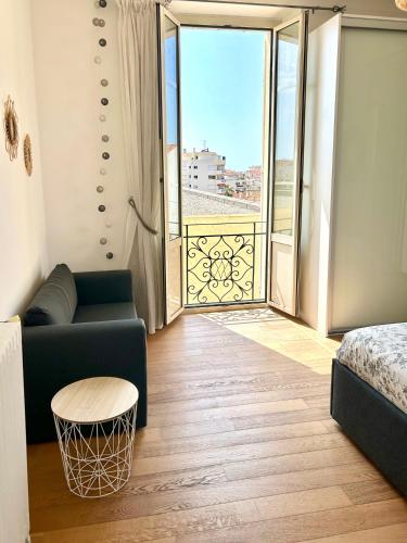 un salon avec un canapé et une grande fenêtre dans l'établissement Top emplacement centre Cannes, à Cannes